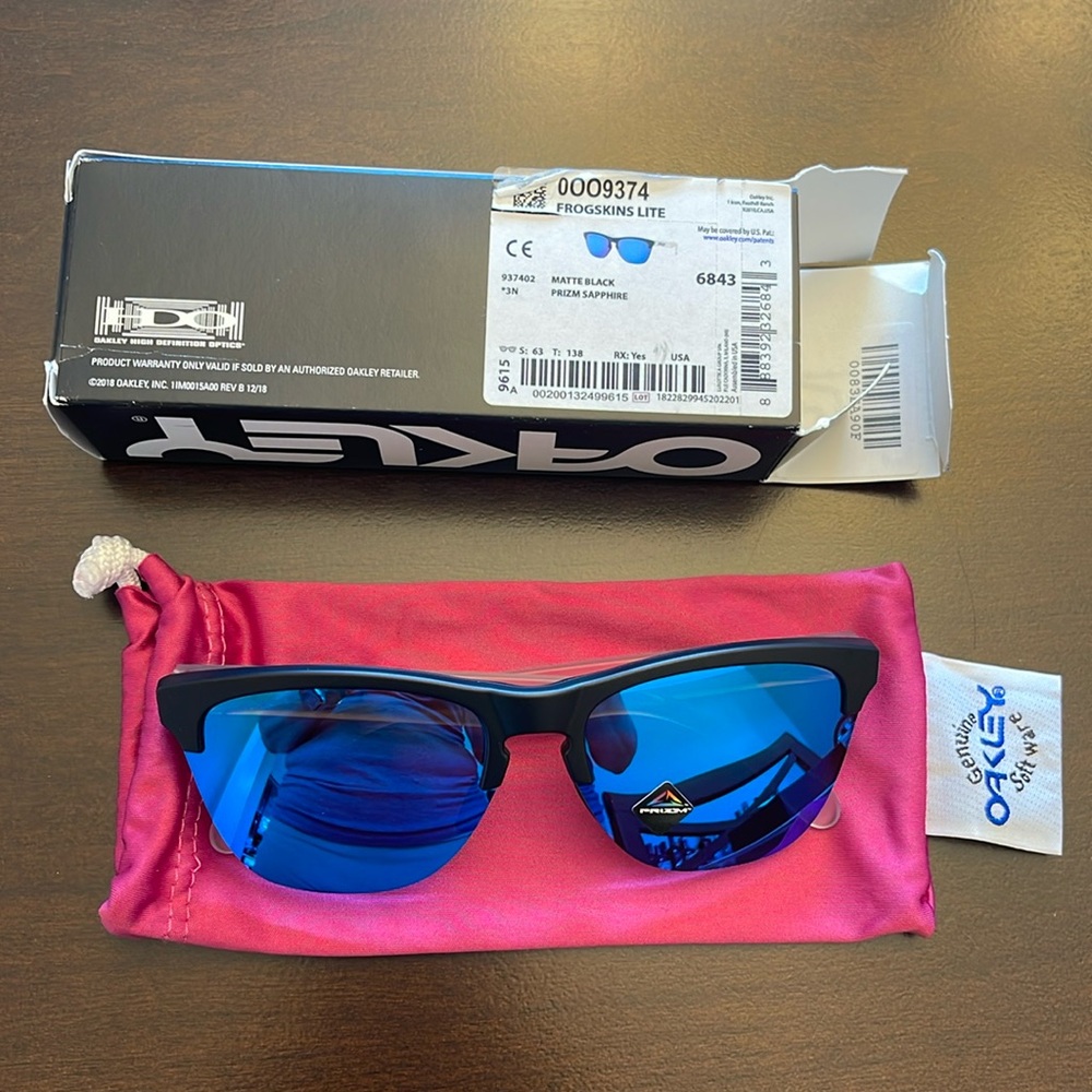 Oakley frogskins lite sunglasses.